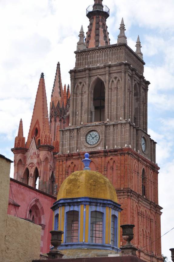 As cores da catedral de San Miguel de Allende, no México